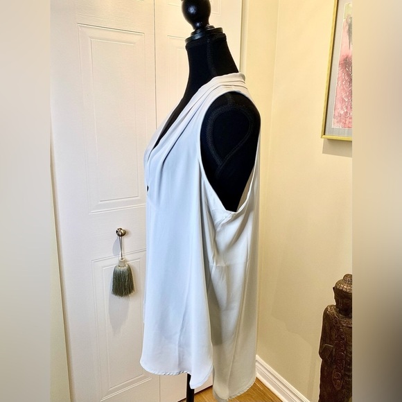Vince  Camuto 🩶 light grey, sheer plunging v-neck sleeveless tunic, NWOT - Picture 4 of 9